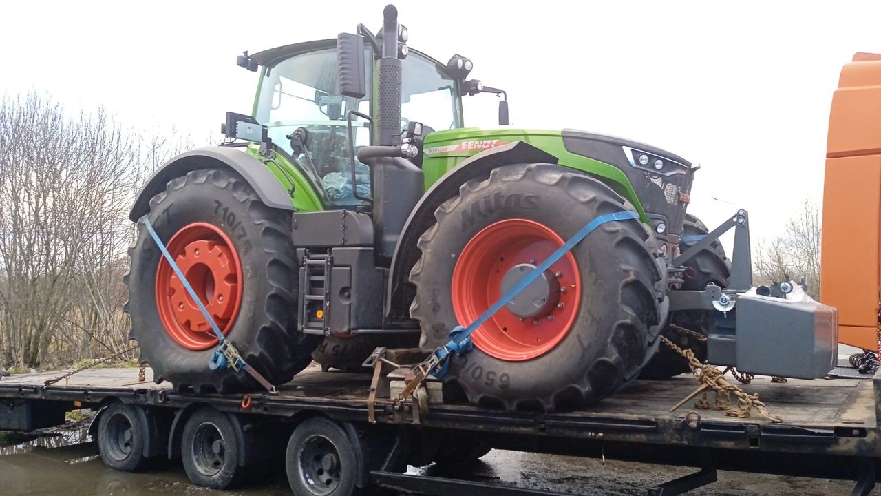 Перевозка негабаритного трактора из Германии в Беларусь