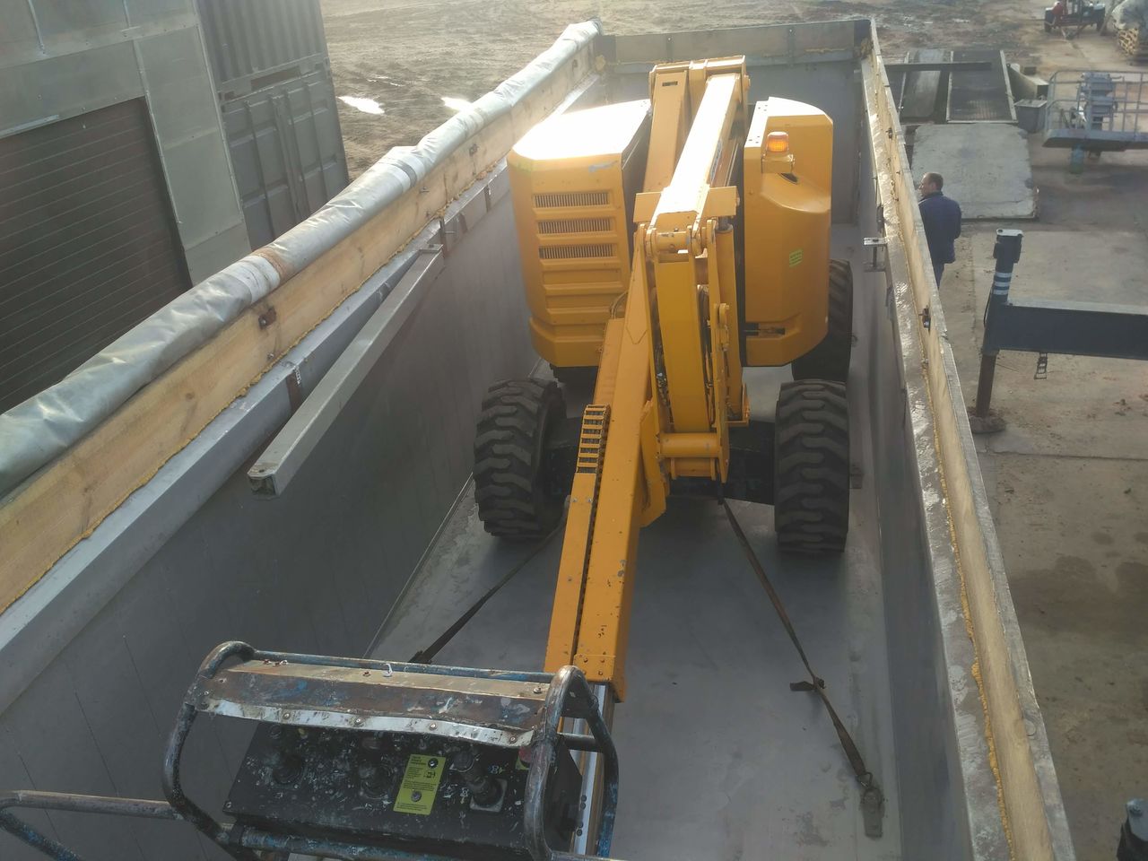 Внутриреспубликанская перевозка строительного подъёмника в зерновозе